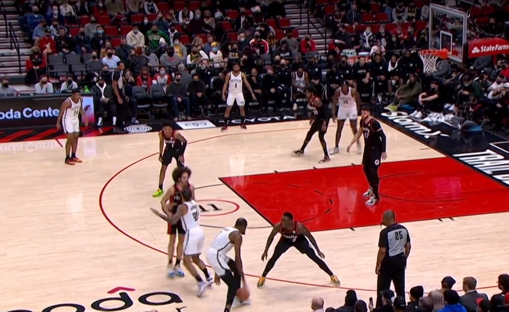 福建队鏖战篮网，麦科勒姆统治全场