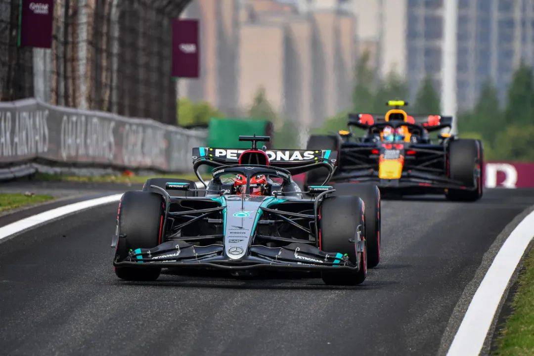 红牛车队险胜威廉姆斯，汉密尔顿统治全场