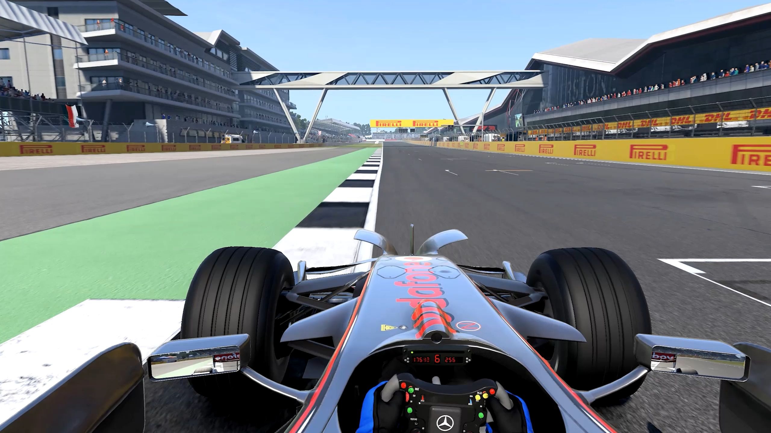 迈凯伦轻取梅赛德斯，汉密尔顿点燃赛场