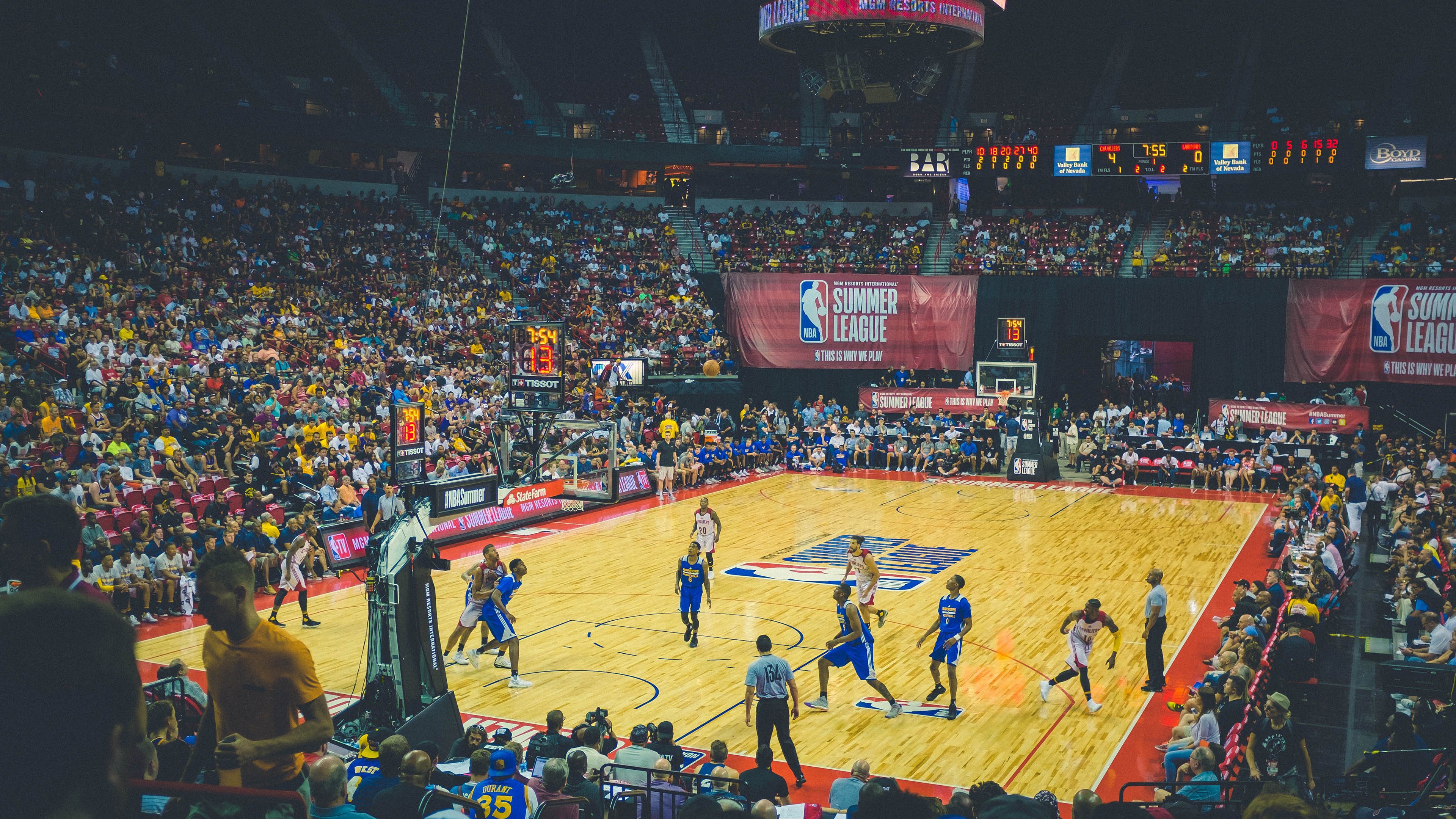 当交响乐静默时，卡塞米罗如何用沉默定义国家德比的胜负